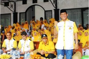 Caleg golkar, Dudy Pamudji (berdir,, paling kanan) berfoto bersama dengan pendukungnya.i